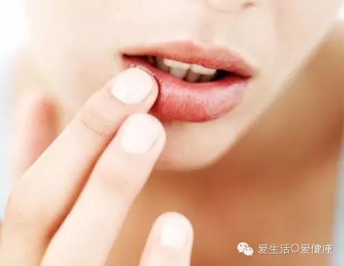 嘴唇一年四季干裂起皮怎么办,嘴唇干裂起皮怎么保养