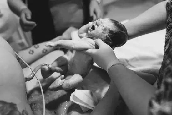 摄影师记录分娩环球网,摄影师记录分娩过程