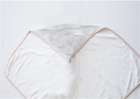 新生儿包裹方法图解，襁褓不等于蜡烛包