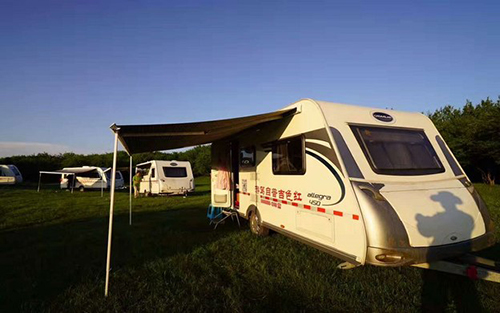 若尔盖草原房车营地,草原深处的房车营地