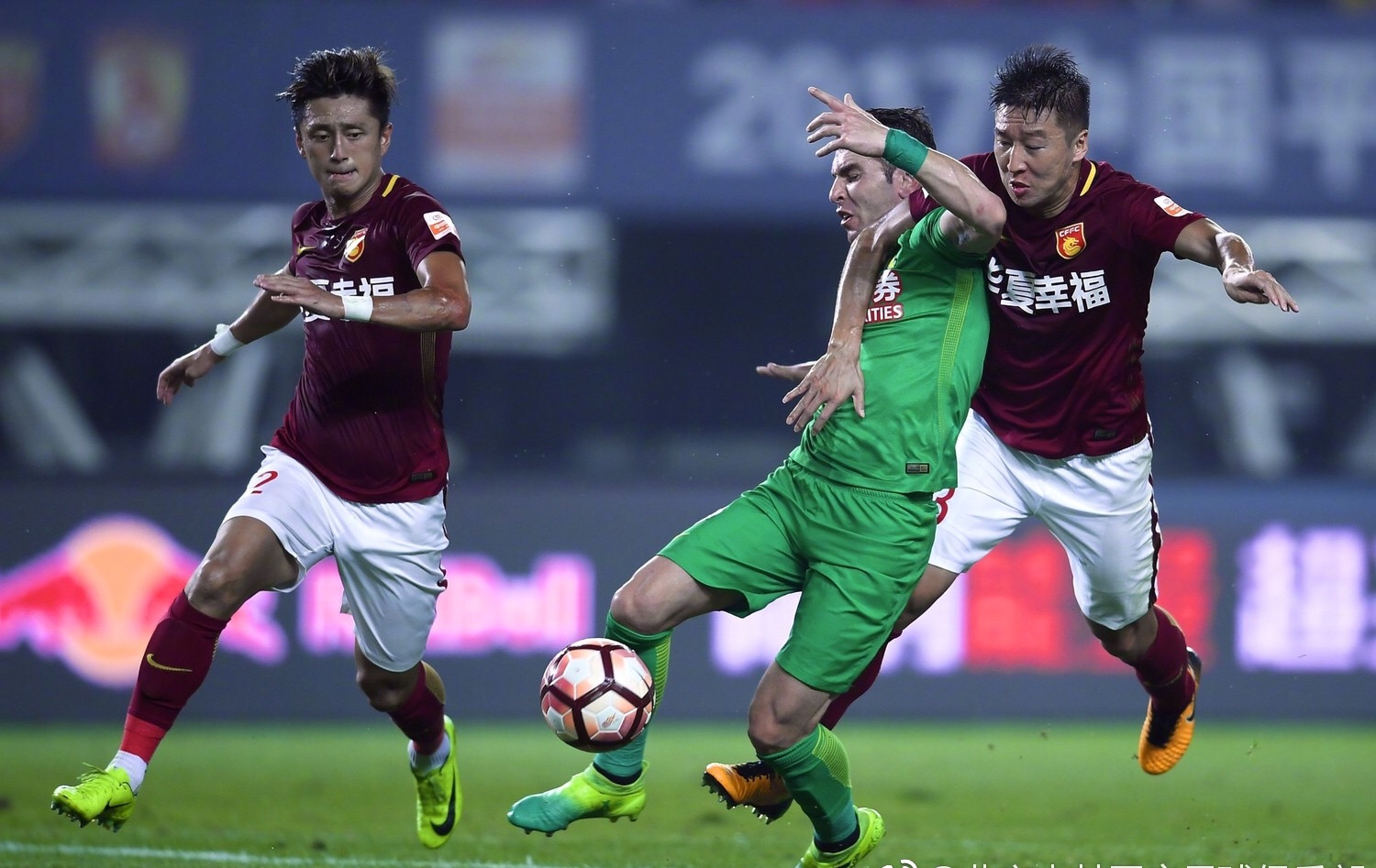 京媒谈争议判罚,京媒解说炮轰裁判