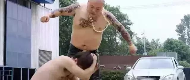 这样的文身，女孩涂后红疹起泡留疤都来了，你还敢玩吗？