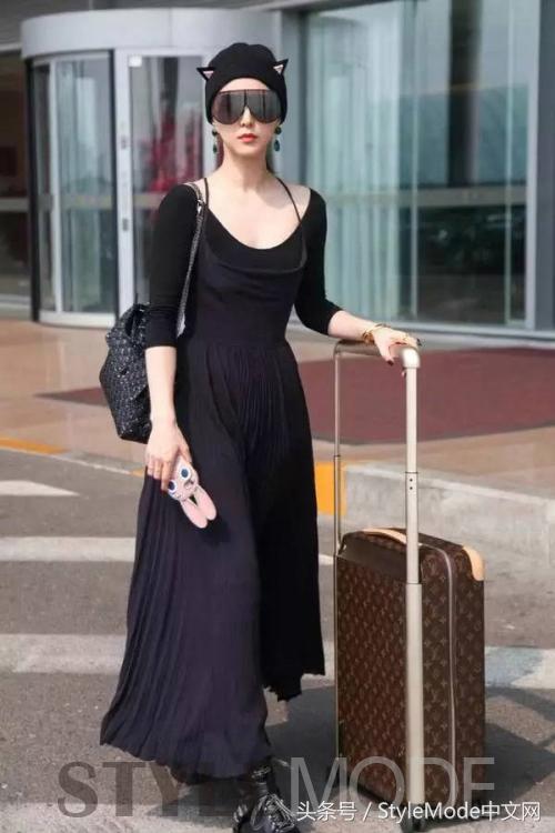 明星机场行李箱颜色,明星出门必备的行李包