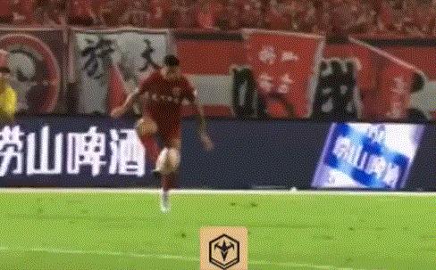 亚冠输球又输人，故意*力暴**肘击前队友，央视解说：红牌动作