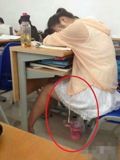 我想，把同桌地上的那个小东西拿过来我用