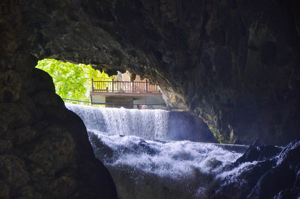 坐船水上漂,坐船漂在海面上