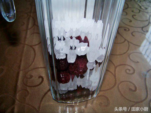 自己家酿的杨梅酒就是好喝,自家制作杨梅酒