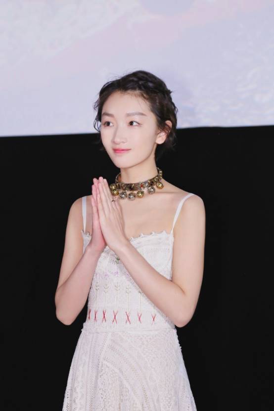 风靡时尚圈的slipdress，普通人应该怎么穿