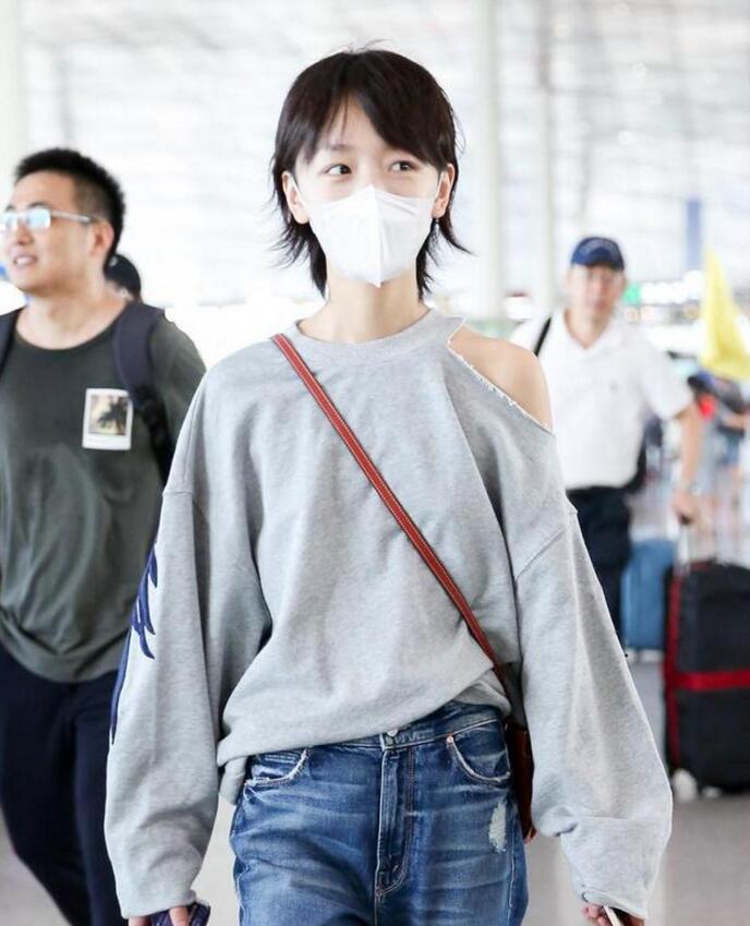 周冬雨中餐厅被路人围观,周冬雨上海国际电影节路人视角