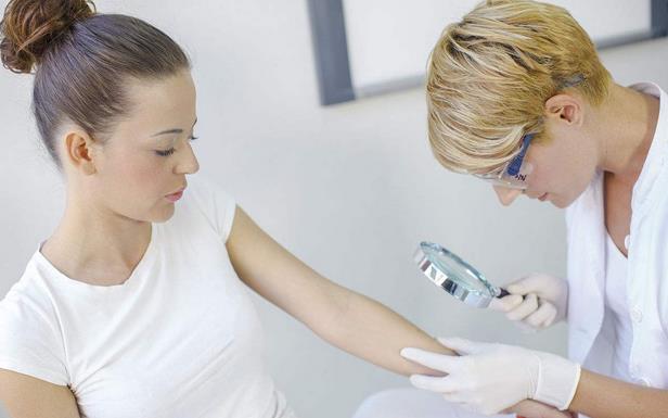 为何脸上皱纹是竖的,脸上皱纹一抹就消失是真的吗