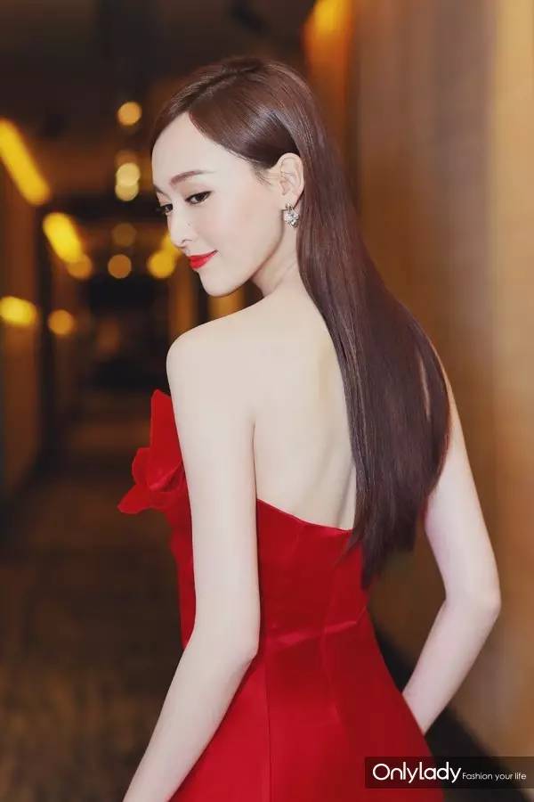 后背有痘印穿露背装的小技巧,夏天露背装内穿什么遮痘痘