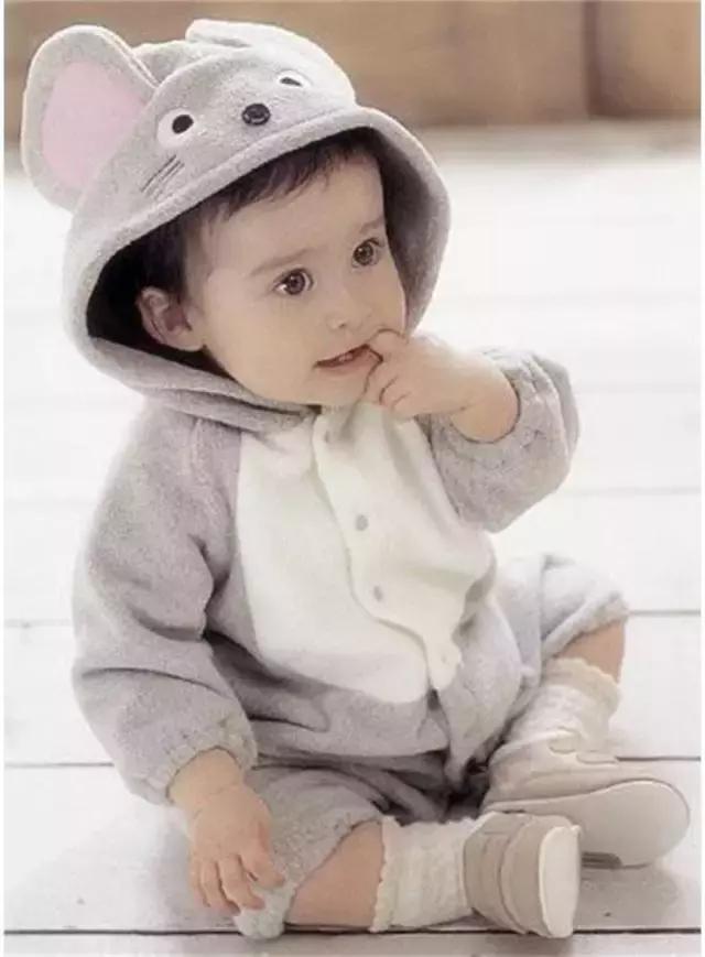 这几种衣服千万不要给小孩子穿,这4种衣服再好看也别给孩子穿