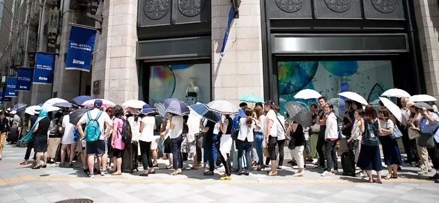 好东西不排队怎么可能买得着？队排越长，我心越荡