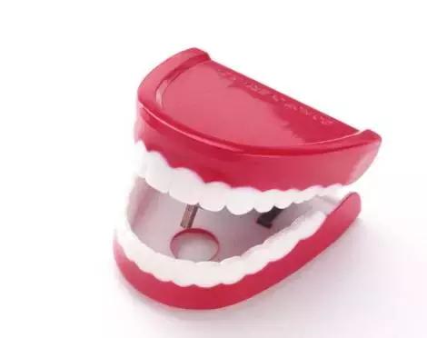 口臭咳嗽有白色颗粒怎么回事,咳出小黄粒恶臭味导致口臭