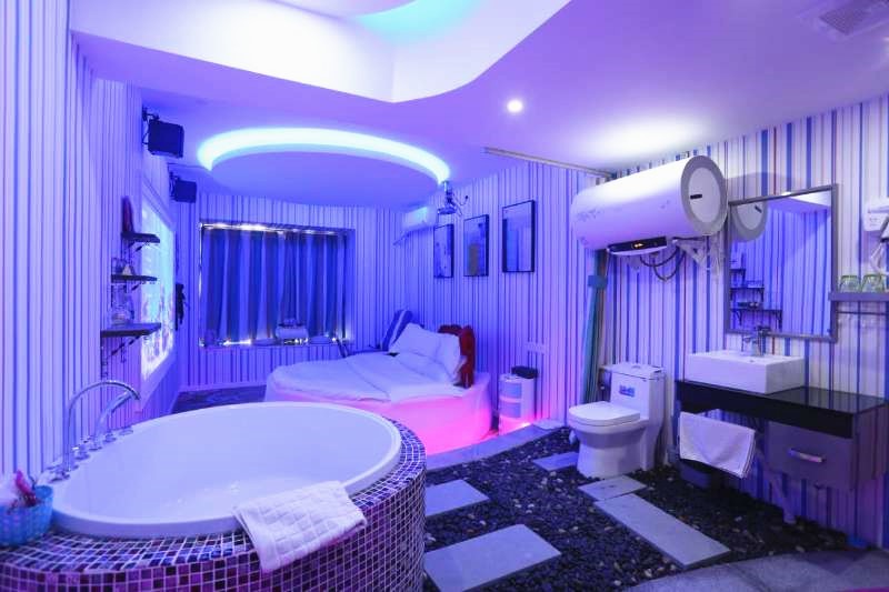 情趣主题酒店内原来是这样的，看得我脸都红了！