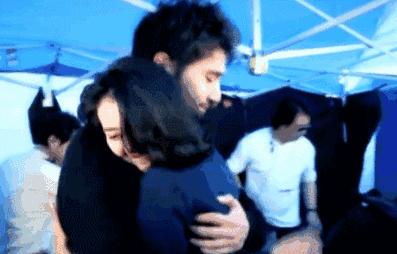 终于知道娱乐圈哪对CP爱撒狗粮了，隔着屏幕都闻到恋爱的酸臭味