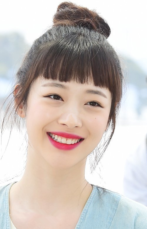 崔雪莉出席活动的白衬衣加半身裙,崔雪莉穿黑色一字裙扎丸子头