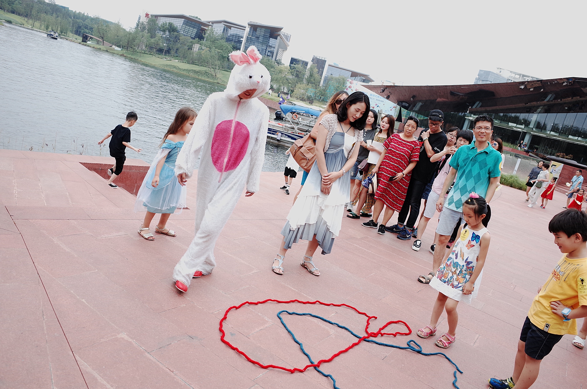 *袜丝**艺术品：大人想到的性暗示，可是小朋友想到的是辣椒