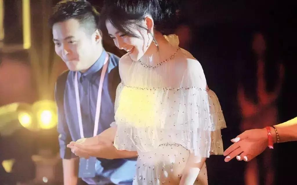 终于知道娱乐圈哪对CP爱撒狗粮了，隔着屏幕都闻到恋爱的酸臭味