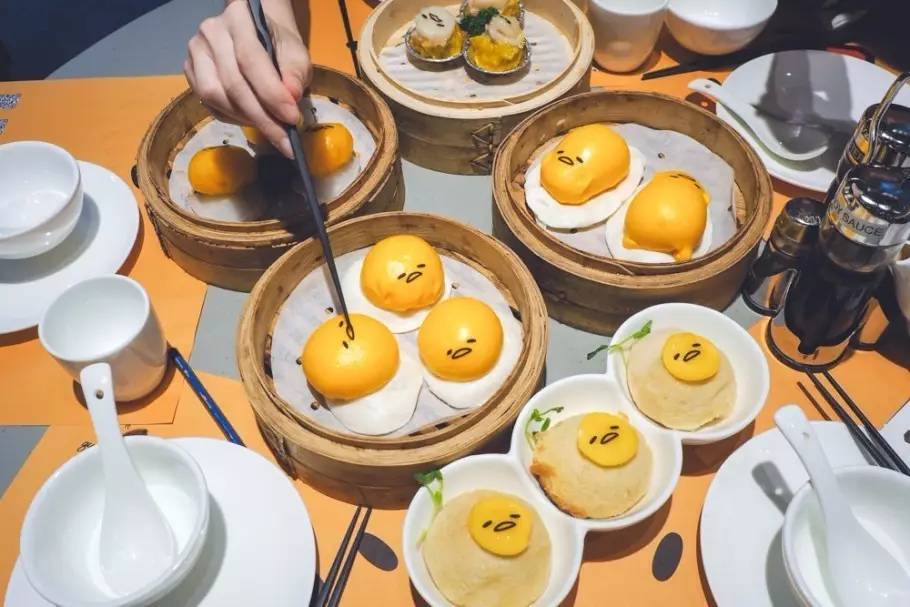 日本网红表情包懒蛋蛋开了家咖啡馆，里面的日料都是假的