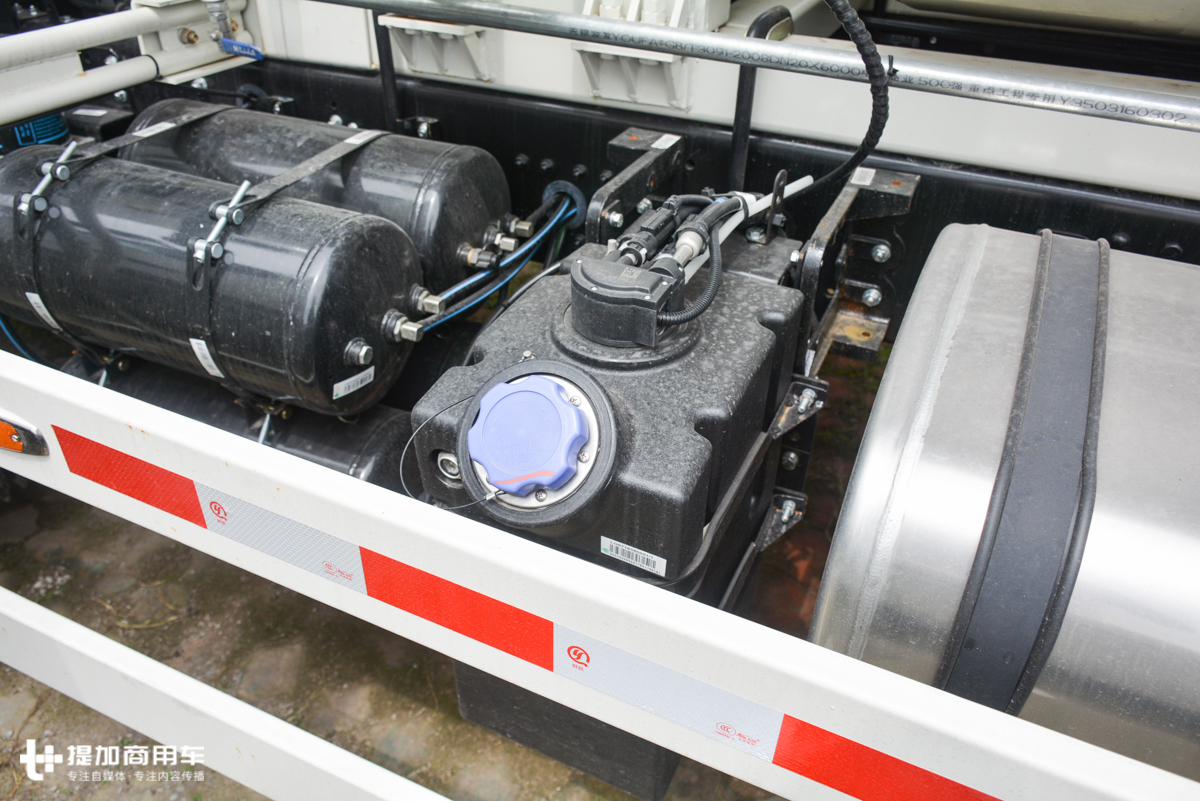 轻卡蓝牌搅拌车,商用混凝土搅拌车多少钱一台