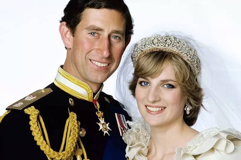 尽管她的婚姻不是你情我愿的爱情，她却被两个王子深爱着