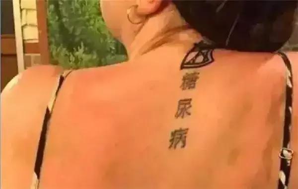 不懂英文衣服上的字母尴尬了,不懂英文别乱穿