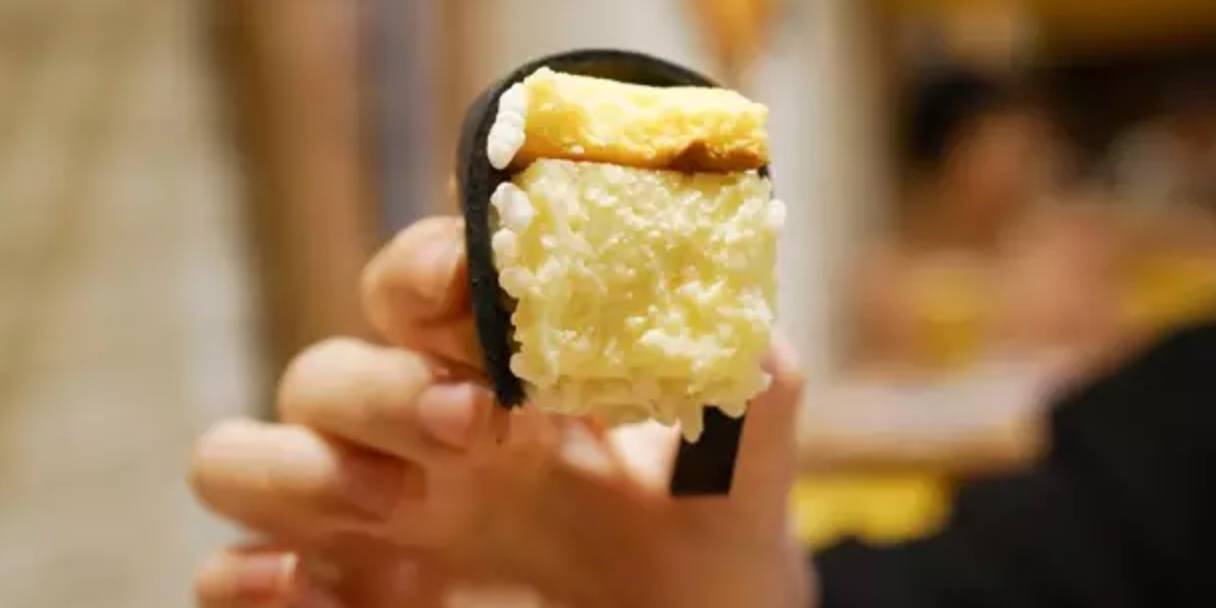 日本网红表情包懒蛋蛋开了家咖啡馆，里面的日料都是假的