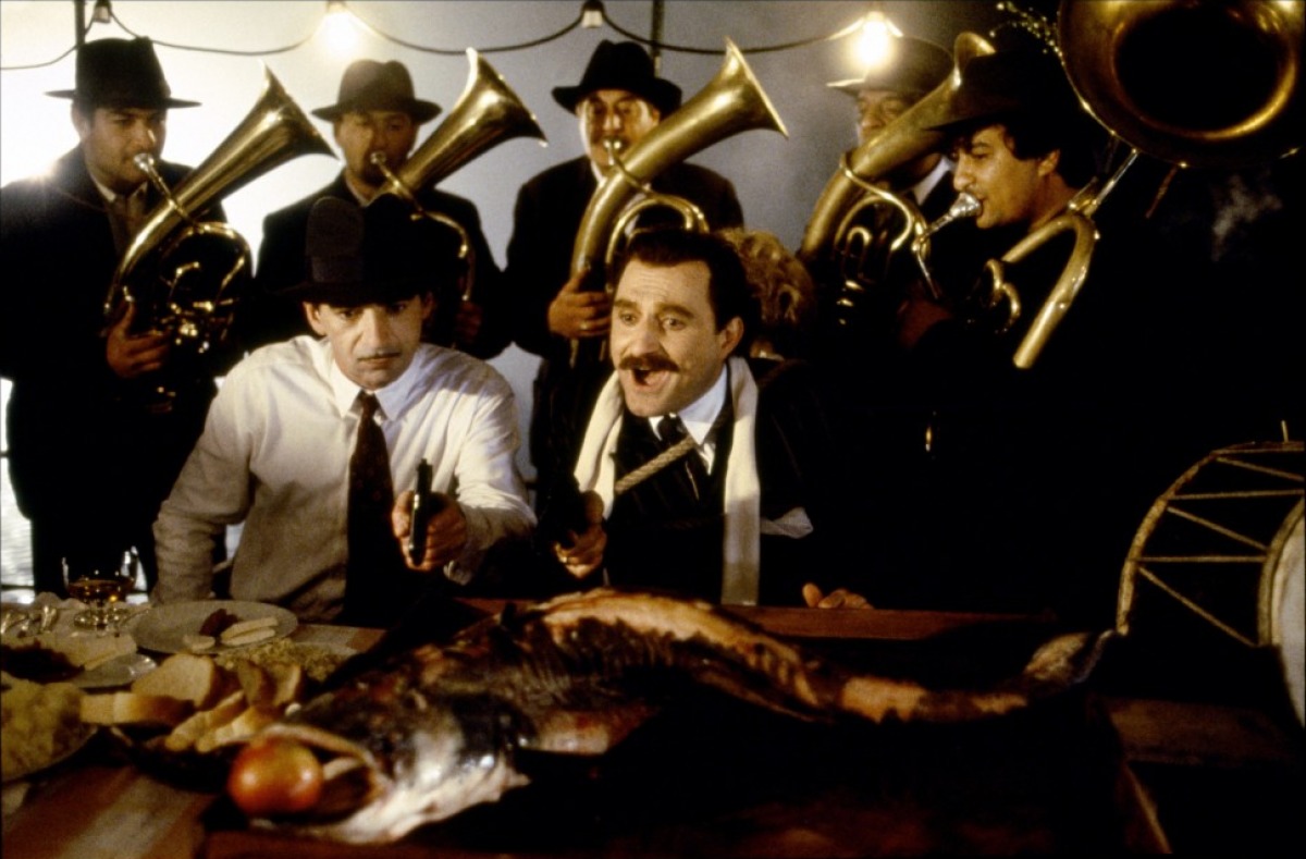 没有哪部片子比它更百年孤独,荒诞的故事下藏着史诗般寓意!