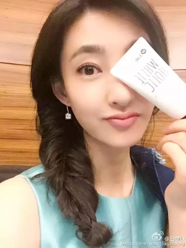 周冬雨和赵薇的合影,周冬雨赵薇对比