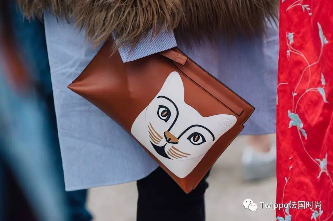 现在还流行挎肩包吗,现在流行手提包还是链条包