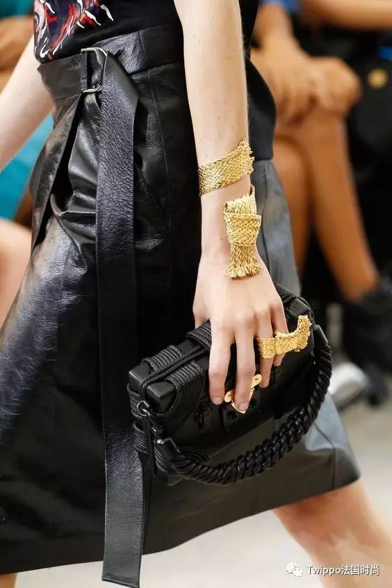 迷你小肩包,现在还流行小皮包包吗