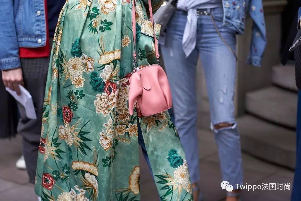 现在还流行挎肩包吗,现在流行手提包还是链条包