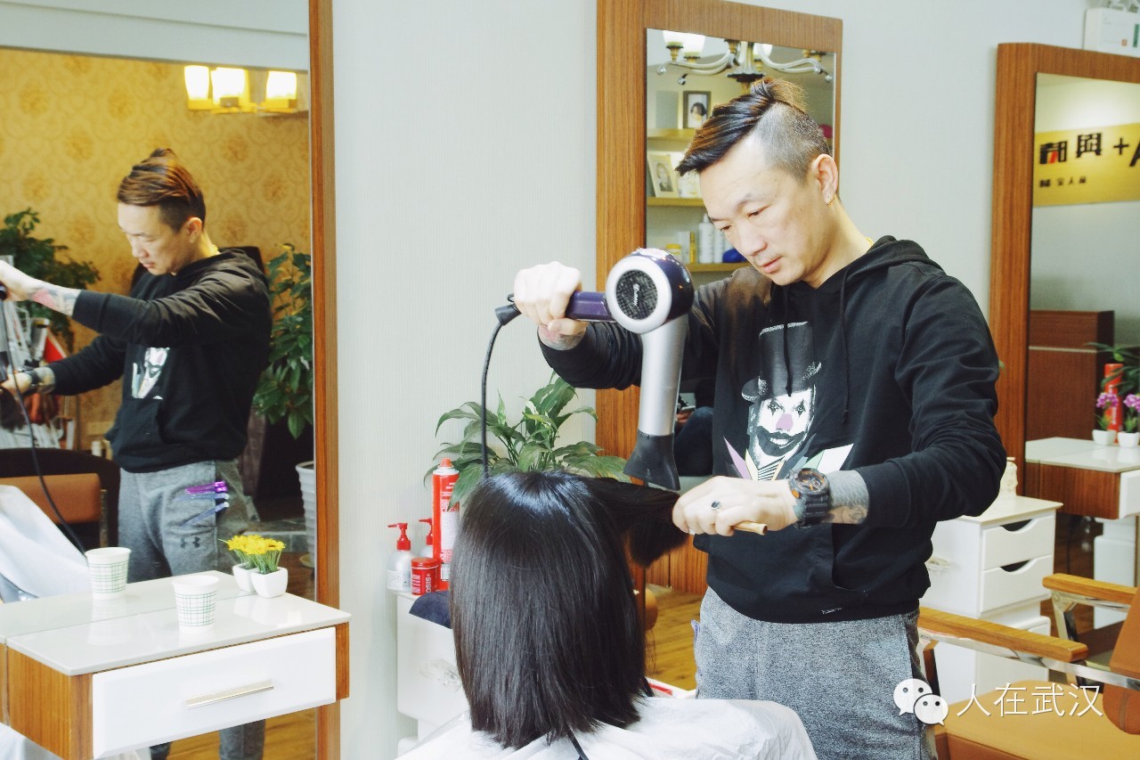 文末福利因为喜欢,他专注美发一做就是17年。