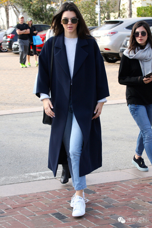 有一款很火爆的小白鞋,一双小白鞋子