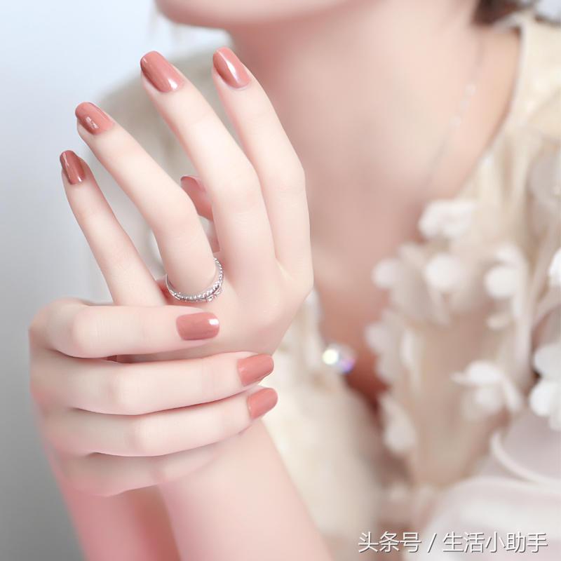 流行色指甲油,诉说你的高冷范儿、绕指柔