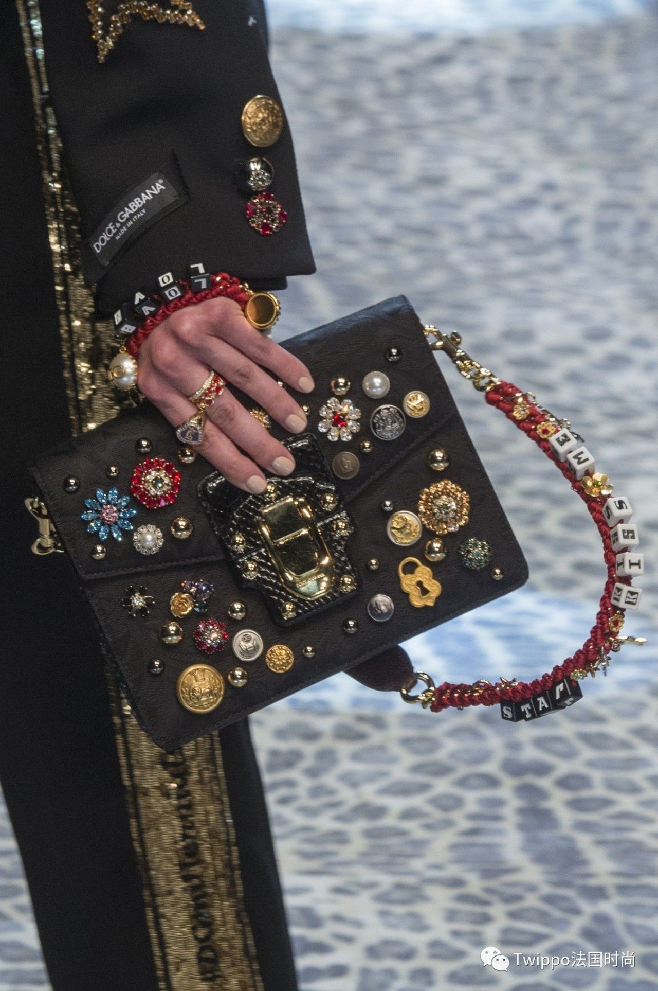 现在还流行挎肩包吗,现在流行手提包还是链条包