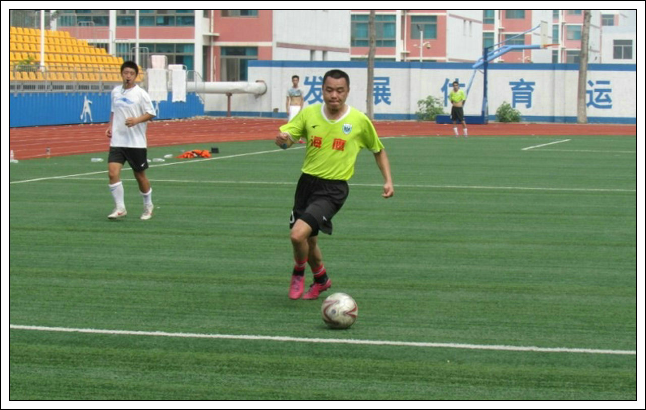 绿茵上追梦,绿茵场上的追梦人