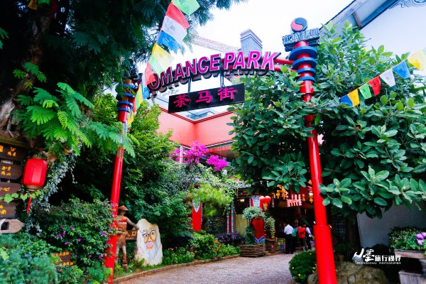 历史底蕴与现代繁华在此交融,历史与现代并存的城市