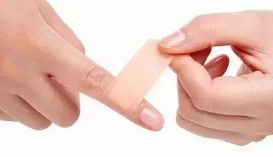 手指划破了放进嘴里好用吗,刀把手指划破怎么快速愈合