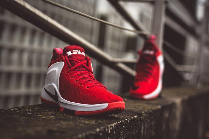 nba球星对詹姆斯球鞋的评价,詹姆斯支线见证5代偏小吗