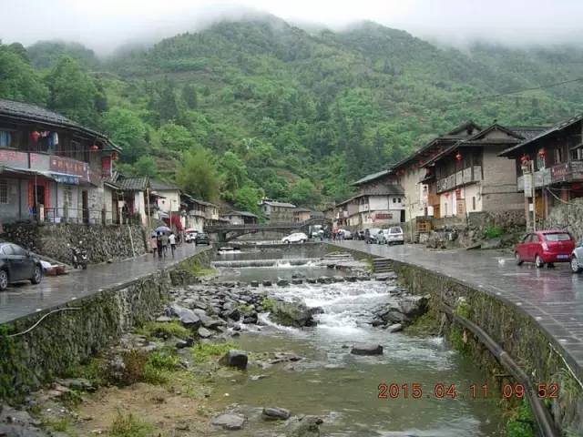 老爷子陪老伴穷游,带着老伴穷游