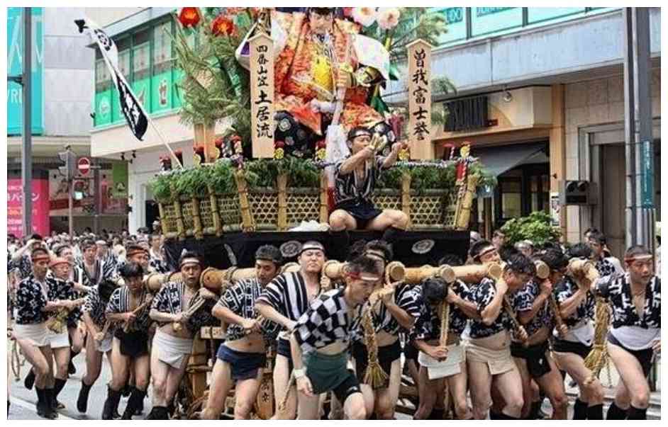 外国小伙穿纸尿裤上街,日本人穿尿不湿上街