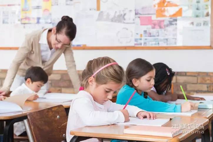 幼儿园老师第一次开家长会怎么说,孩子上幼儿园老师会给家长送礼