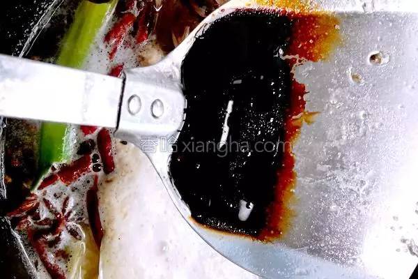 家常炖鱼最正确的方法,炖鱼时不用水炖用它鱼肉鲜嫩不老