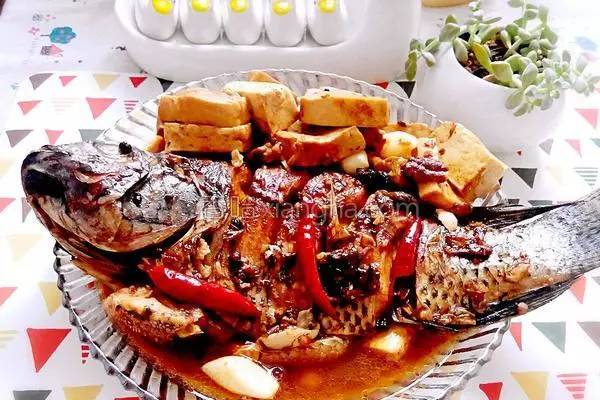 家常炖鱼最正确的方法,炖鱼时不用水炖用它鱼肉鲜嫩不老