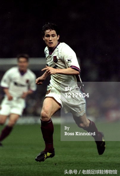 专业的足球鞋有哪几个品牌,曾经的足球鞋知名品牌有哪些