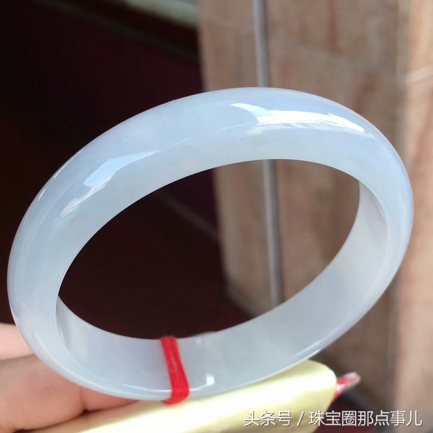 万元左右的玉手镯值得买吗,万元左右的翡翠镯芯料