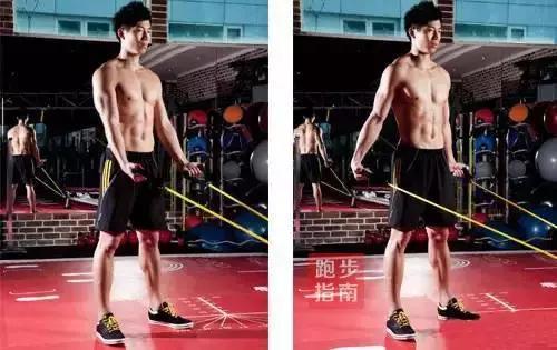 女性在家运动健身,在家做的健身运动