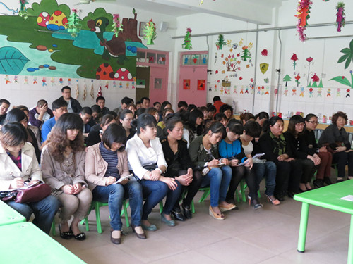 新学期幼儿园家长会发言稿参考（小中大班全有）